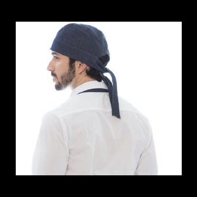 Homem com bandana azul escuro e camisa branca visto de costas