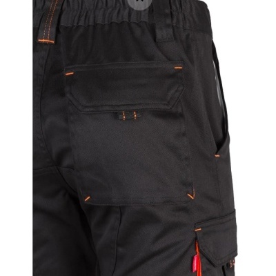 Calças de trabalho pretas com detalhes em laranja e bolsos laterais reforçados