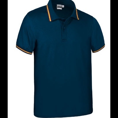 Polo masculino azul escuro com riscas amarelas e vermelhas nas bordas da gola e mangas
