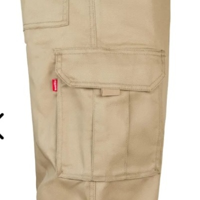 Bolso lateral de calças cáqui com etiqueta vermelha Levi's