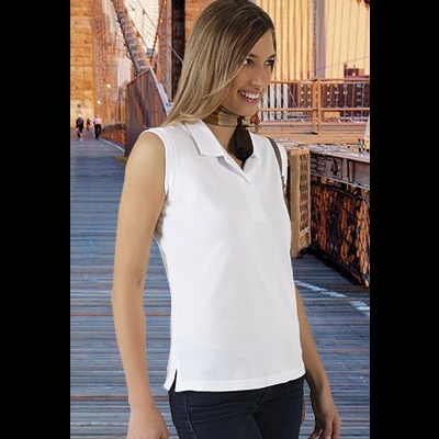 Mulher com top branco e calças pretas em frente a ponte de madeira e estrutura metálica laranja