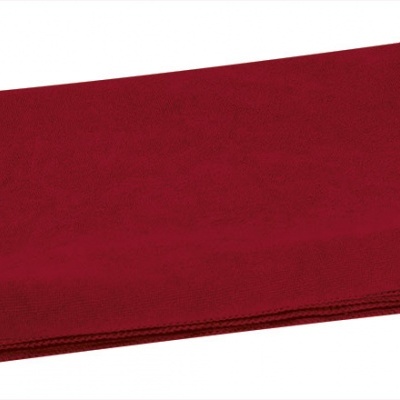 Manta vermelha dobrada sobre fundo branco