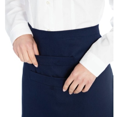 Avental azul escuro com bolsos usado com camisa branca