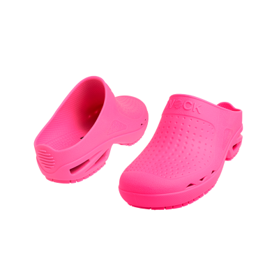 Tamancos rosa vibrantes com textura perfurada