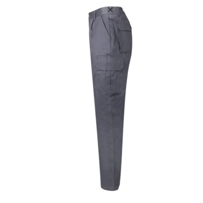 Calças cinzentas com bolsos laterais grandes apresentadas em perfil