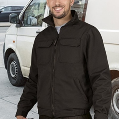 Homem com roupa de trabalho preta, segurando cabo e luvas, em frente a carrinha branca