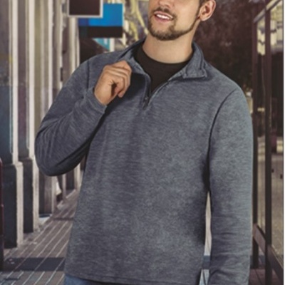 Homem com suéter cinza e calças jeans numa rua urbana.