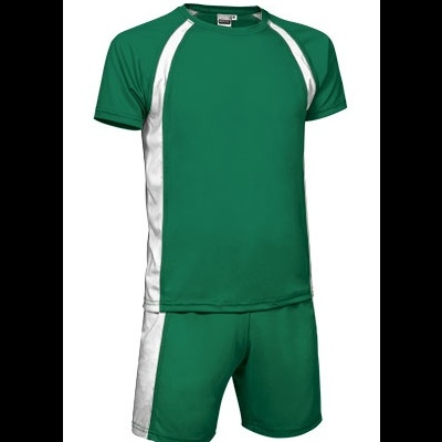 Conjunto desportivo verde e branco com t-shirt e calções