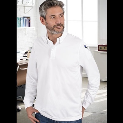 Homem com camisa polo branca de manga longa num escritório moderno