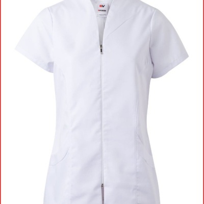 Blusa branca de manga curta com fecho de correr e gola alta.