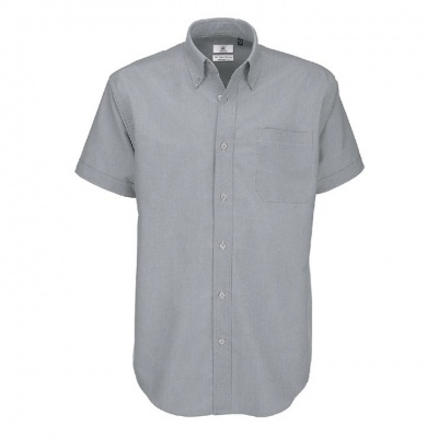 Camisa cinzenta clara de mangas curtas com bolso e botões