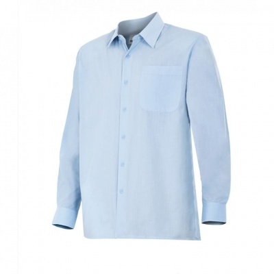 Camisa masculina azul clara de manga comprida com bolso no peito e botões