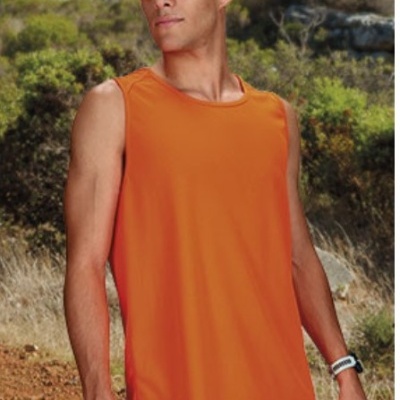 Homem com regata laranja e calções pretos ao ar livre