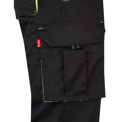 Parte de calças pretas com bolso de aba e detalhes verdes fluorescentes