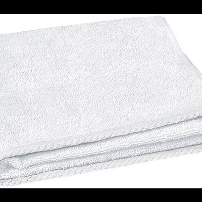 Toalha branca dobrada com textura felpuda sobre fundo branco