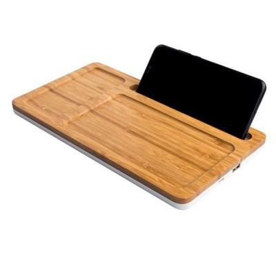 Suporte de mesa de madeira clara com tablet encaixado
