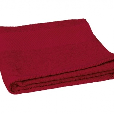 Toalha de banho vermelha dobrada sobre fundo branco