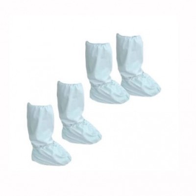 Quatro pares de coberturas de calçado brancas em diferentes tamanhos sobre fundo branco