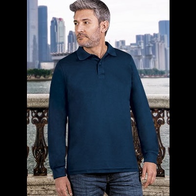 Homem com camisa polo azul escuro manga comprida em paisagem urbana