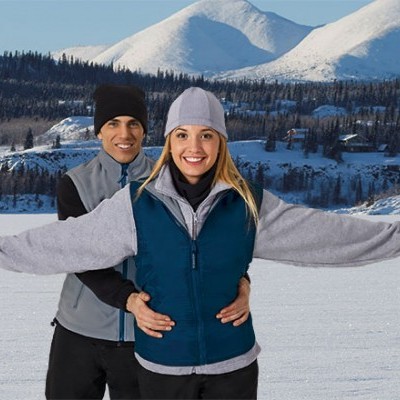 Casacos de inverno cinzento e azul com gorros no meio da neve