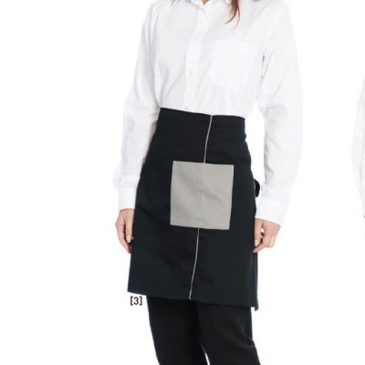 Mulher com camisa branca e saia preta com bolso cinza em fundo branco