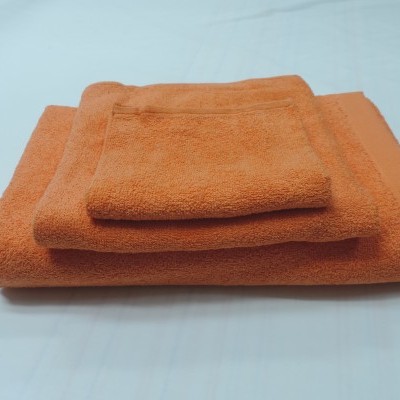 Conjunto de três toalhas laranja dobradas