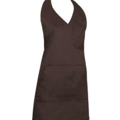 Avental castanho com dois bolsos e decote em V.