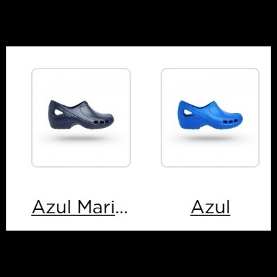 Dois sapatos tipo sabata em plástico azul marinho e azul claro com aberturas