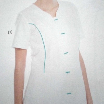 Blusa branca de manga curta com botões e detalhes azul-turquesa