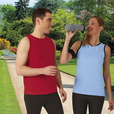 Dois jovens com camisolas desportivas, uma vermelha e outra azul clara, num jardim verdejante