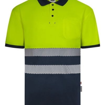 Polo de trabalho verde fluorescente com gola e punhos azuis e faixas refletoras horizontais.