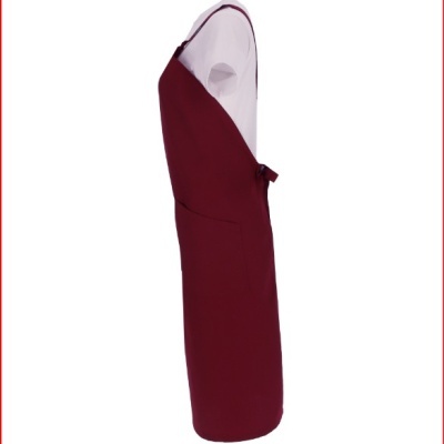Avental bordô com bolso, alças e laço, sobre t-shirt branca