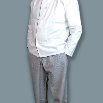 Homem com casaco de cozinha branco e calças pied de poule