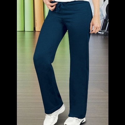 Calças desportivas azuis com cordão na cintura e sapatilhas brancas