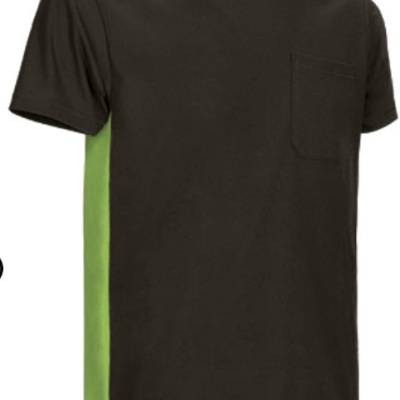 T-shirt preta com laterais verdes e bolso frontal