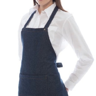 Mulher com avental jeans azul escuro sobre camisa branca