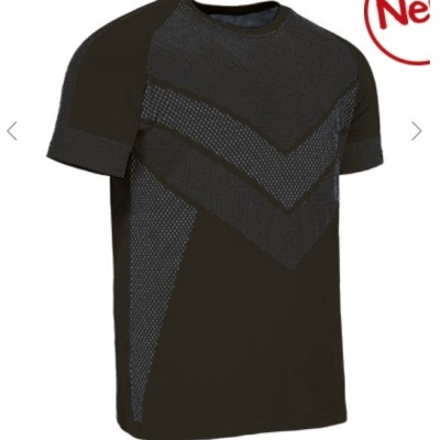 T-shirt preta com padrões cinza em chevron