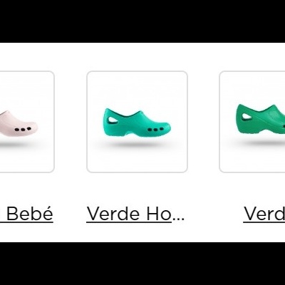 Três sapatos tipo crocs em rosa bebê, verde água e verde escuro sobre fundo branco