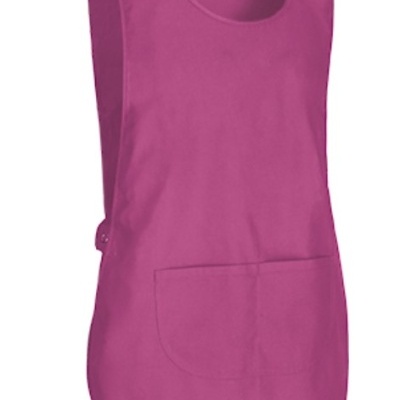 Avental rosa com bolso frontal e alças largas