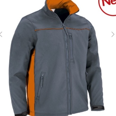 Casaco desportivo cinzento com pormenores laranja e fechos