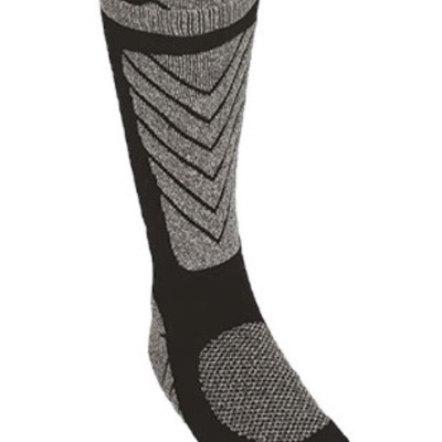 Meia desportiva cinza e preta com padrões em V e textura acolchoada