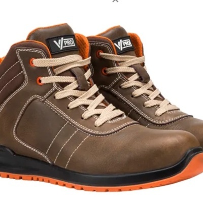 Botas de segurança castanhas com solado laranja, cadarços bege e etiqueta 'V-FAST'