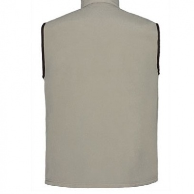 Colete cinzento claro sem mangas com gola alta