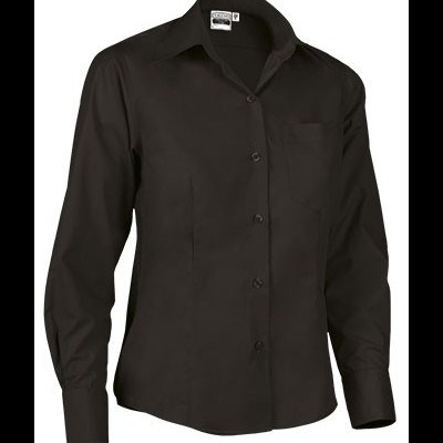 Camisa preta de manga comprida com gola e bolso no peito