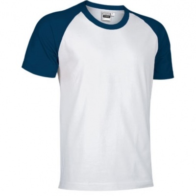 Camiseta raglan branca com mangas azuis e gola azul, etiqueta GILDAN ULTRA COTTON