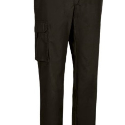 calças cargo pretas com bolso lateral isoladas sobre fundo branco