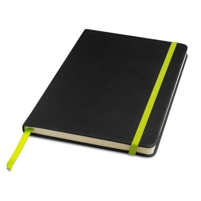 Caderno preto com elástico e marcador amarelo esverdeado