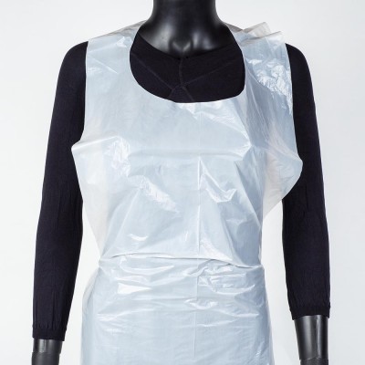 Avental plástico branco transparente sobre manequim preto com camisa preta