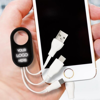 Cabo multi-usb branco com três conectores e etiqueta preta com texto 'YOUR LOGO HERE'