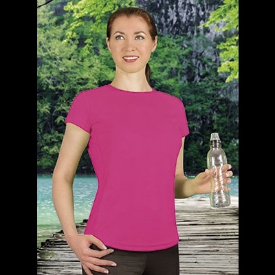 Mulher de t-shirt rosa segurando garrafa de água em passadiço de madeira junto a rio e árvores